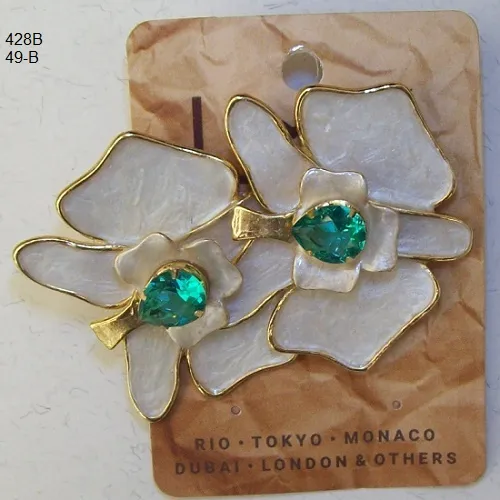 Brinco esmaltado borboleta 40X35mm branco e dourado 1 Par