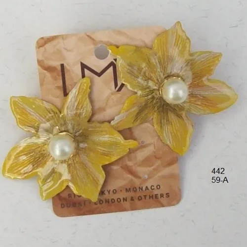 Brinco esmaltado flor 50mm amarelo  com miolo p�rola 1 par