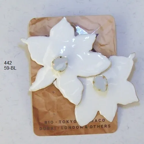 Brinco esmaltado flor 50mm branco leitoso miolo gota 1 par