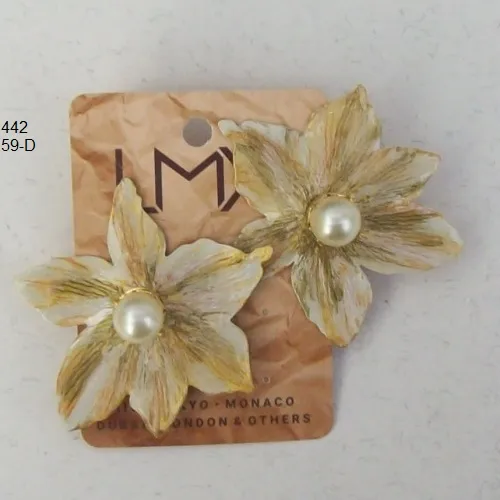 Brinco esmaltado flor 50mm creme dourado miolo p�rola 1 par