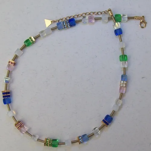 colar pedra geo c�bica theca 52cm ref.6 azul verde com metais dourados. 1 pe�a.