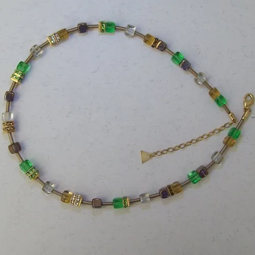 colar pedra geo c�bica theca 52cm ref.7 ouro verde com metais dourados. 1 pe�a.