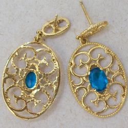 brinco de estamparia banho dourado gota 40x18mm com pedra navete azul safira. 1 par