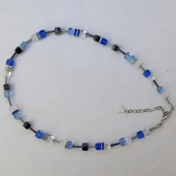 colar pedra geo c�bica theca 52cm ref.1 azul com metais prateados. 1 pe�a.