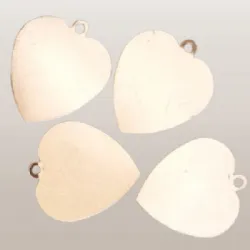 etiqueta para grava��o a laser alum�nio cora��o 27X24X0,3mm 1 furo cor dourado 50 pe�as