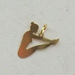 pingente fitness esportes salto acrob�tico 20X20mm dourado 01 pe�a