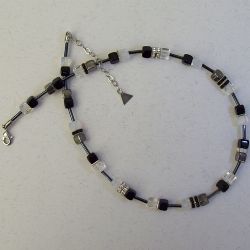 colar pedra geo c�bica theca 52cm ref.3 preto cristal opal com metais prateados. 1 pe�a.