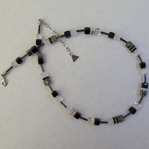 colar pedra geo c�bica theca 52cm ref.3 preto cristal opal com metais prateados. 1 pe�a.