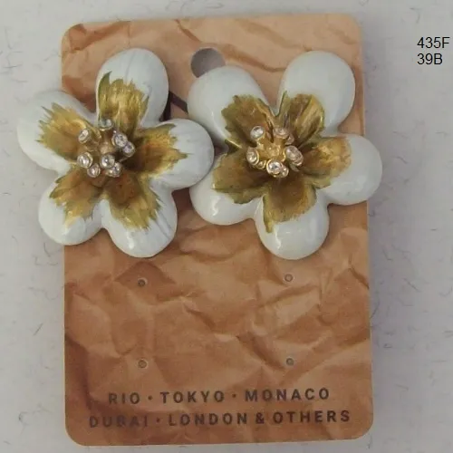 Brinco esmaltado flor branco com dourado 35mm miolo strass 1 par