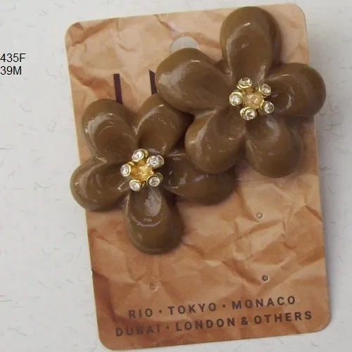 Brinco esmaltado flor marrom 35mm com miolo strass 1 par