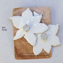 Brinco esmaltado flor 50mm branco leitoso miolo gota 1 par