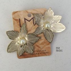 Brinco esmaltado flor 50mm dourado claro miolo p�rola 1 Par