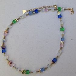colar pedra geo c�bica theca 52cm ref.6 azul verde com metais dourados. 1 pe�a.