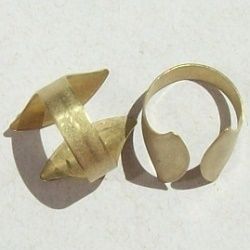 base de anel para customizar 6073 dois escudos em lat�o sem banho. Pacote 40 pe�as.