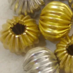 bolinha entremeio ponteira com furo 10mm frisada / riscada em alum�nio dourado 100 pe�as