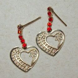 brinco de estamparia banho dourado cora��o vazado com strass red 26x14mm pino e tarraxa.  1 par