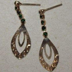 brinco de estamparia banho dourado gotinha com strass emerald 33x11mm pino e tarraxa. 1 par