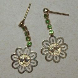 brinco de estamparia banho dourado flor com cora��o stass peridot 29x14mm pino e tarraxa. 1 par