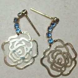 brinco de estamparia banho dourado flor vazada com strass light safira pino e tarraxa. 1 par