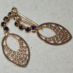 brinco de estamparia banho dourado gota com strass azul montana 30x11mm pino e tarraxa. 1 par