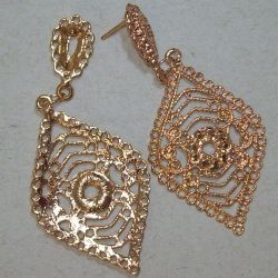 brinco de fundi��o losangulo vazado abaulado dourado 70x29mm com pino e tarraxa. 1 par