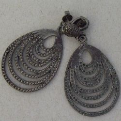 brinco de fundi��o gota vazada 50x25mm grafite com pino e trarraxa. 1 par