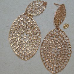 brinco de fundi��o gota 65x28mm dourado abaulada com pino e tarraxa. 1 par