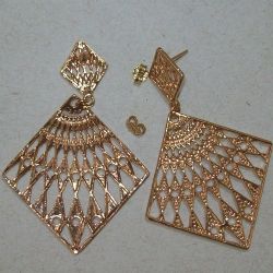 brinco de fundi��o losangolo vazado pontiagudo 65x42mm dourado com pino e tarraxa. 1 par