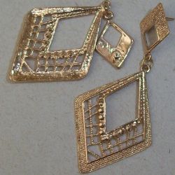 brinco de fundi��o losangolo 74x34mm dourado com pino e tarraxa. 1 par