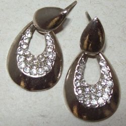 brinco de fundi��o gotinha 28x25mm n�quel com strass cristal pino e tarraxa. 1 Par