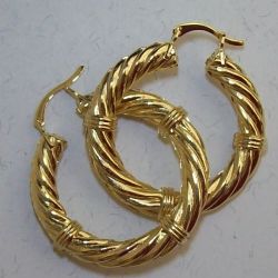 brinco em abs argola trabalhada 32x5mmdourado fecho tranqueta. 01 par.