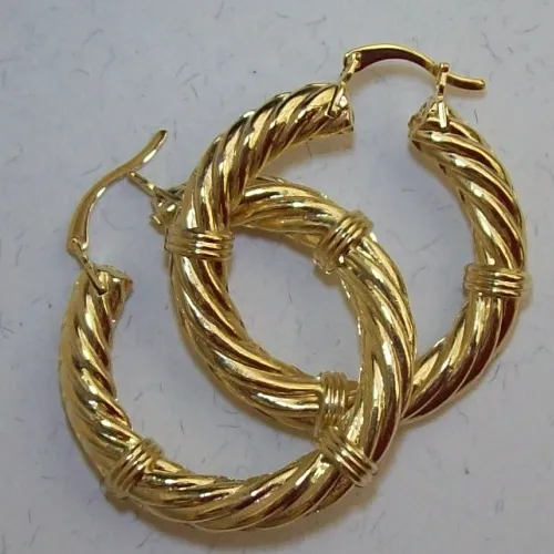 brinco em abs argola trabalhada 32x5mmdourado fecho tranqueta. 01 par.