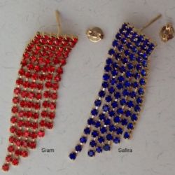 brinco strass corrente safira em cascata 6 fileiras dourado 50X14mm com pino e tarraxa. 1 par.