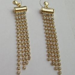 brinco strass corrente cristal em cascata 4 fileiras 50x8mm com pino e tarraxa dourados. 1 par