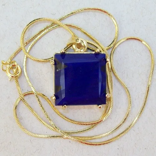 colar com pedra tcheca carre 19mm azul corrente snake dourada 48cm sem extensor fecho boia. 1P�