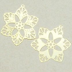 estamparia em metal bijuterias 1188 flor 34mm, 2 pe�as: 1 dourada, outra prateada.