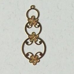 estamparia em metal bijuterias 1603 C�rculos flor 43X18mm, Banho dourado - Pacote com 02 unidades.