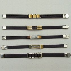 Pulseira couro com apliques inox