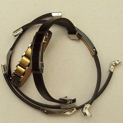 Pulseira couro com apliques inox