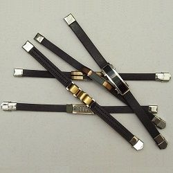 Pulseira couro com apliques inox