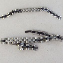 Pulseira inox masculina 22X0,8cm com detalhes prateados e negros com fecho trava. 1 pulseira