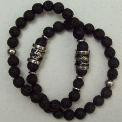 Pulseira masculina pedra vulc�nica negra com pingente caveira e inox prateado. 01 pe�a